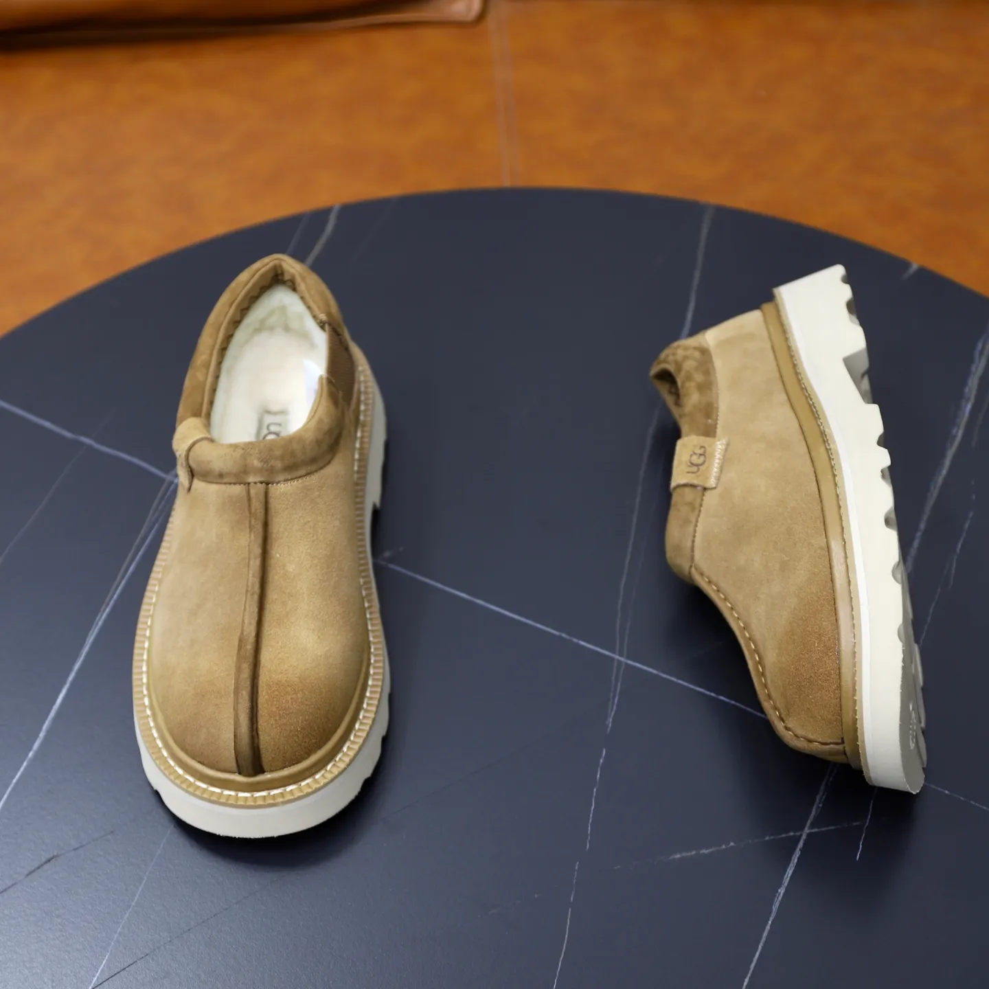 Ex-factory price: 580💰Thick wool imported from Australia Brand: UGG genuine purchasing agent Size: 39-45 Grade: Official website 1:1 Material: First layer of genuine leather waterproof and antifreeze upper Real wool lining Original non-slip soft wear-resistant outsole Style category: Men's casual shoes Trendy style Comfortable on the feet Color: Official website color synchronization